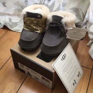 UGG infant crib boots grey Sparrow size 2/3.